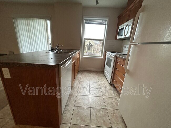 Photo du bâtiment - 598-598 Sutherland Ave