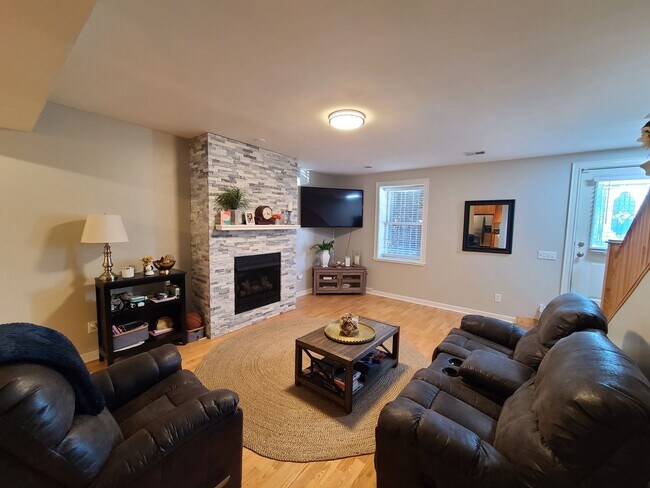 Building Photo - Fully Furnished Executive Garden Level Con...