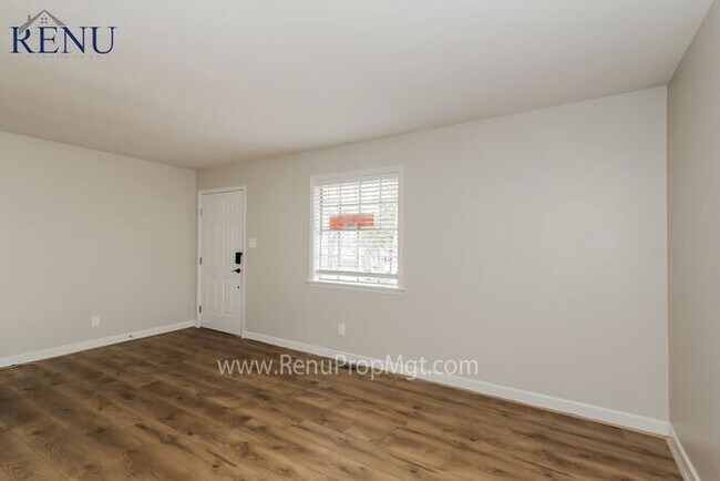 Foto del edificio - Available Now!! *** $0 APPLICATION FEE***