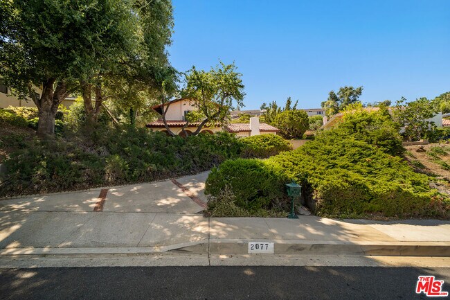 Building Photo - 2077 Woodburn Ave