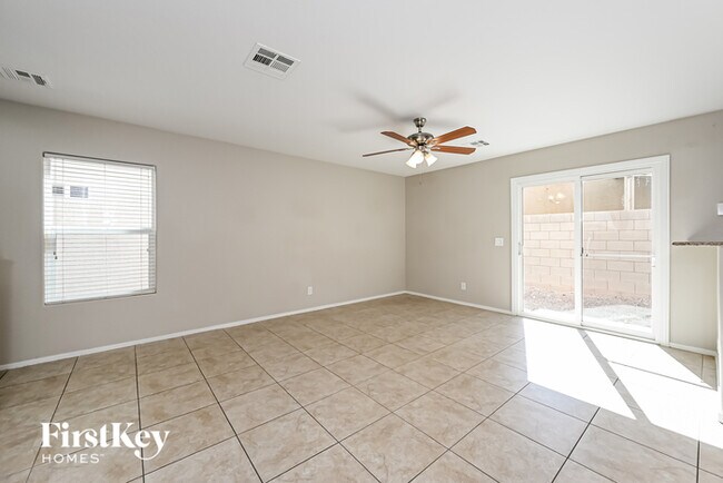 Foto del edificio - 8269 Vanity Fair Ln