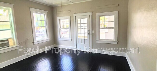 Foto del edificio - 215 W Belmont St