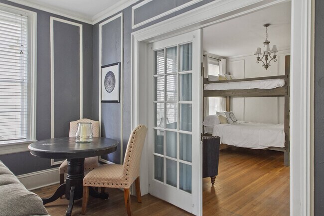 Building Photo - 633 College St