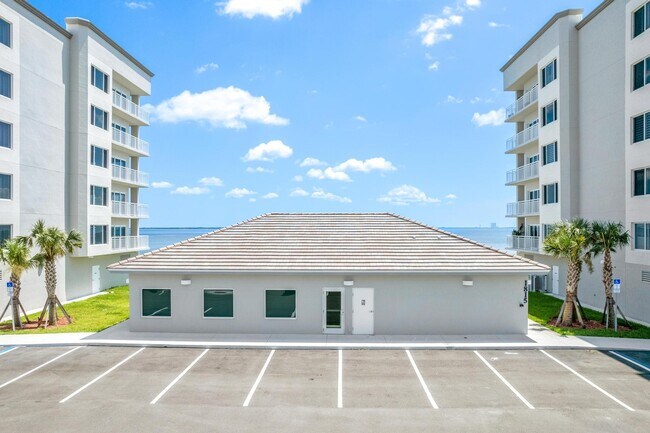 Building Photo - 1805 Riverside Dr