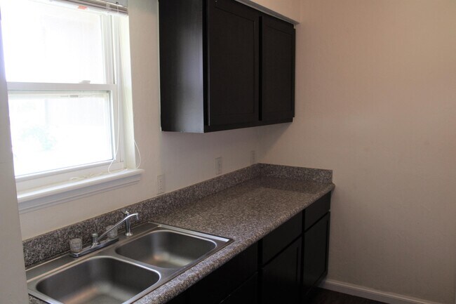 Building Photo - 801 N Willie L Miner Ave
