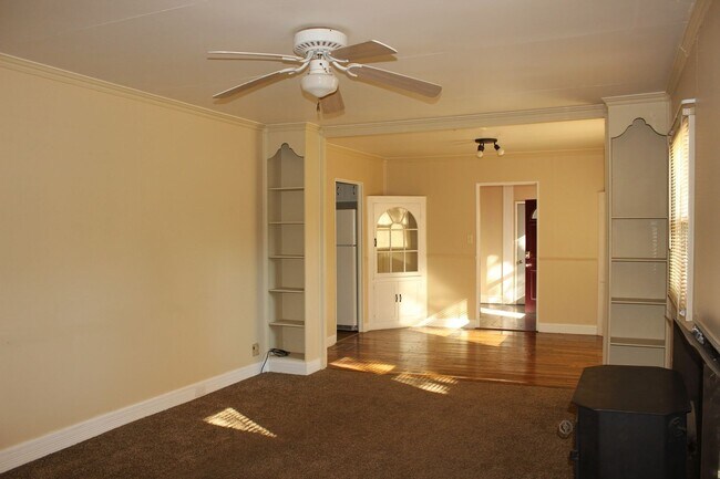 Foto del edificio - PRELEASING for AUGUST! Close to Campus: Fenced Yard, Garage, and In-Unit Washer and Dryer