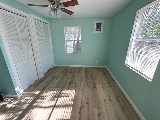Building Photo - 1 Bed 1 Bath Cottage