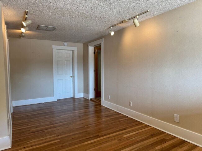 Photo - ***$500 off 1st Months Rent!***Well Kept H... House