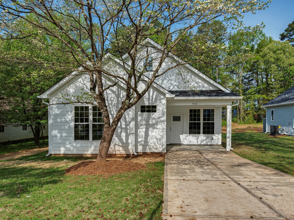 Front of House - 512 W Todd Ln