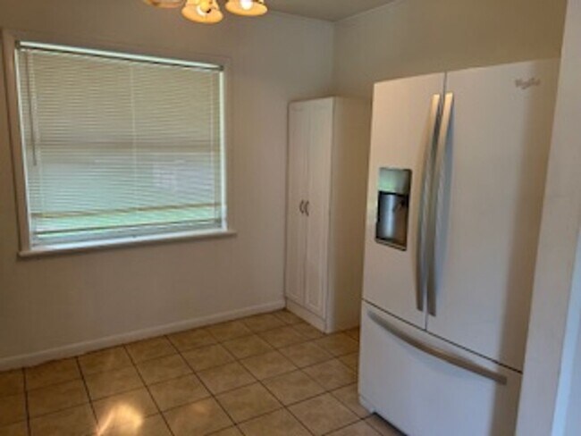 Building Photo - 3 bed 1 bath fenced backyard- pet friendly!