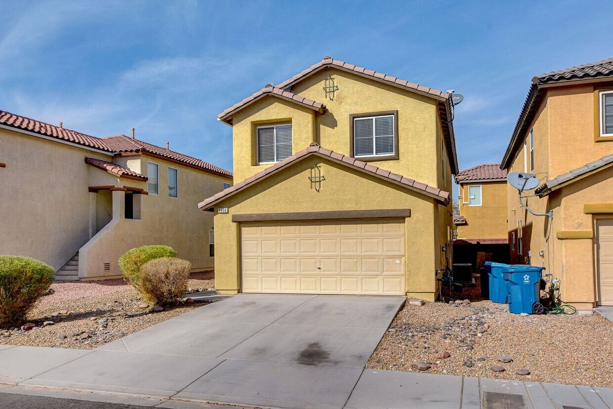 Foto principal - Spacious 3 bedroom home with large yard in...
