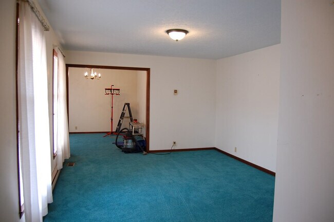 Foto del edificio - 123 Reedy Fork Rd