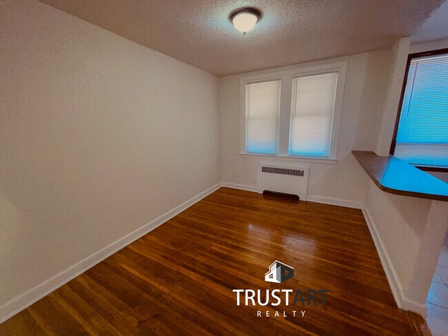 Building Photo - 3 bedroom house on the edge of Lawncrest, ...