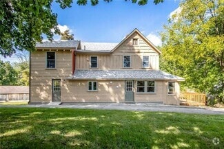 Building Photo - 105 McEwen St