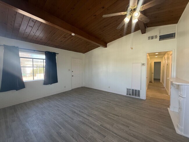 Foto del edificio - Palmdale 4 bedroom + 2 Bathroom