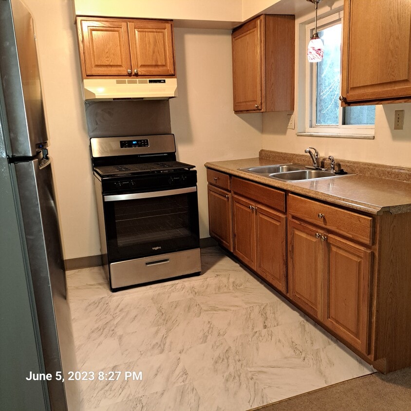 Sunny kitchen with plenty of storage - 416 Brierly Ln