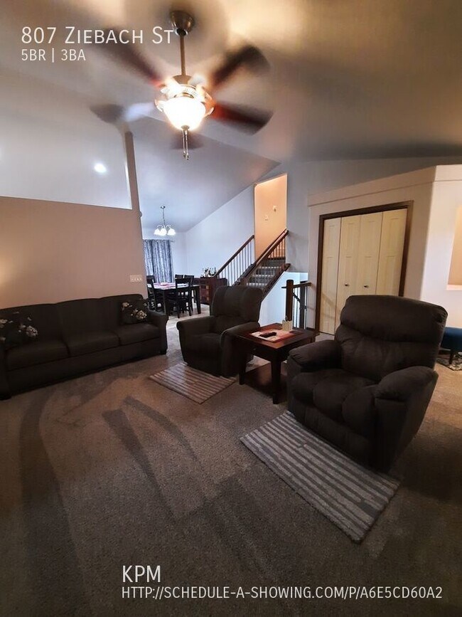 Building Photo - 5 BEDROOM | 3 BATH | HOUSE | DOUBLE GARAGE...