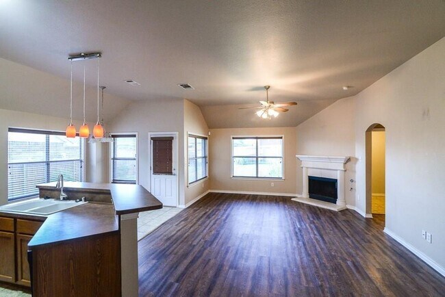 Building Photo - Beautiful home with open floor plan in Hid...