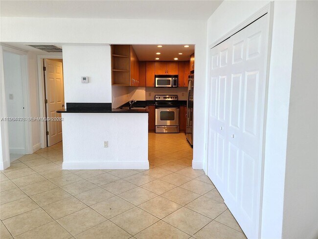 Building Photo - 10350 W Bay Harbor Dr