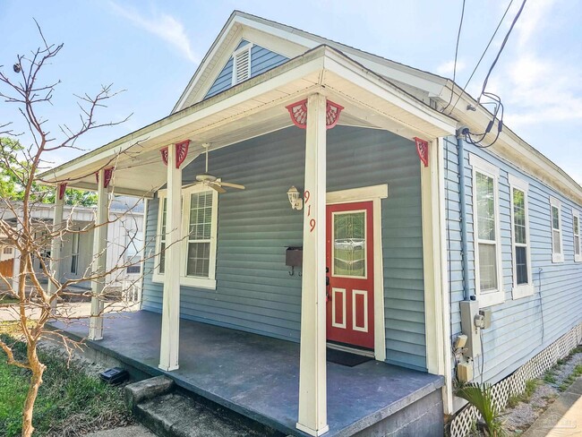 Building Photo - 919 E La Rua St