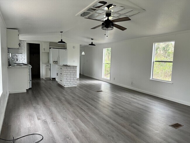 Foto del edificio - 3-bed/2-bath on 1 acre!