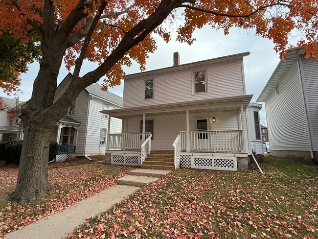 Foto del edificio - 215 E Bloomington St