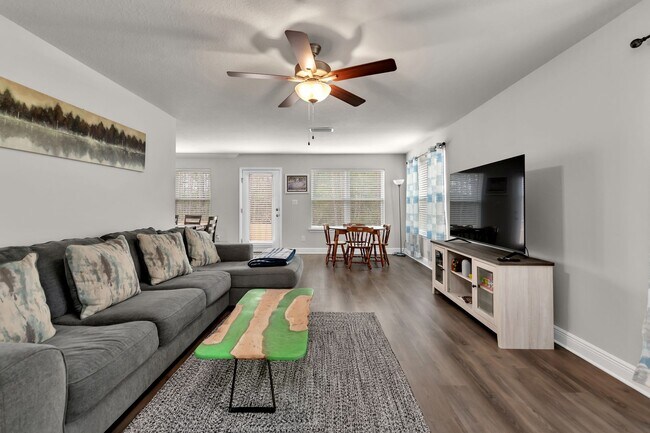 Foto del edificio - Comfortable 4BR Pensacola Home with Open L...