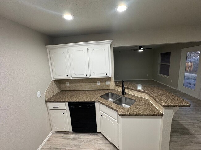 Foto del edificio - Storm Shelter!!! This 3 bed, 2 bath, 2 Car Garage home has new paint, kitchen and bathroom granit...