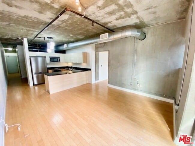 Foto del edificio - 645 W 9th St