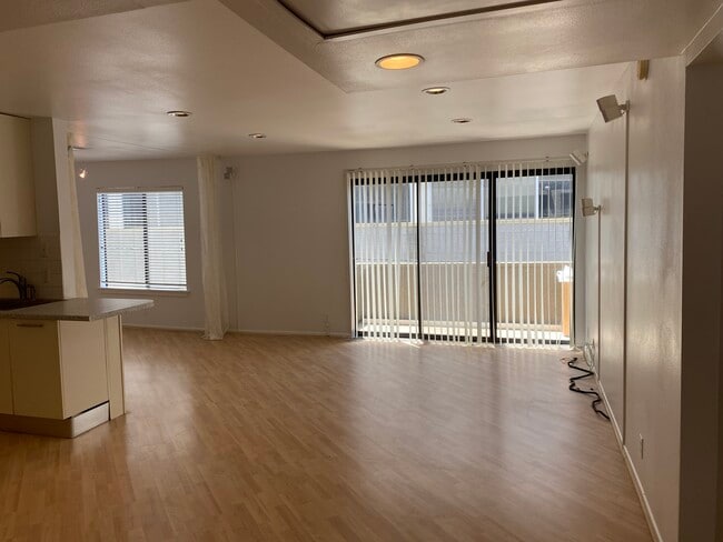 Bright top floor unit! - 2121 Beloit Ave