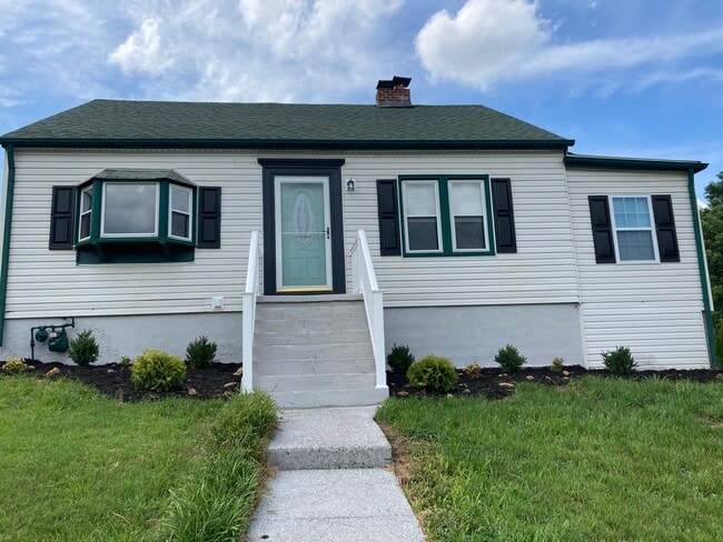 Building Photo - 2019 Lynn Ave SW