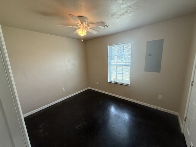Building Photo - 1029 N Hickory Ave