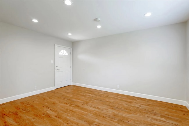 Building Photo - 833 Maryann Dr