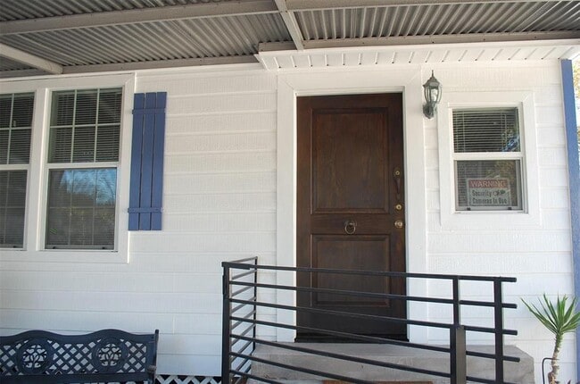 Building Photo - 305 N Live Oak St