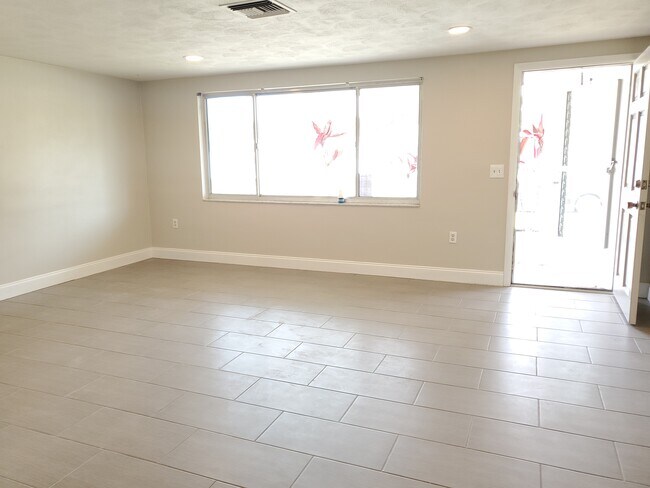 Building Photo - 5644 Mockingbird Dr