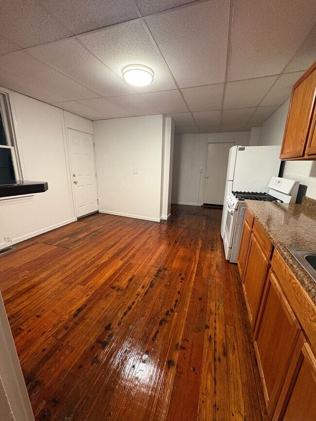 Building Photo - 1st Floor 1 Bedroom Apartment, Parking, Yard-York City SD