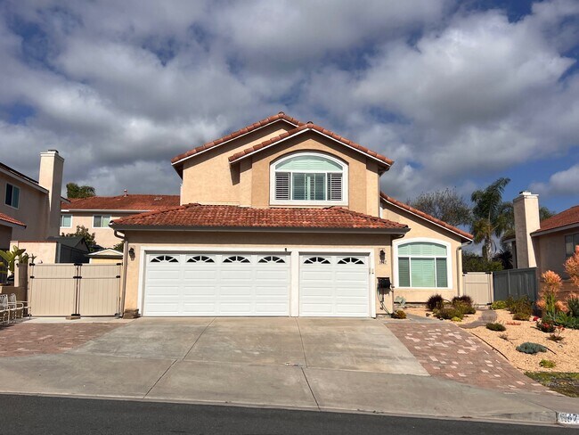 front view - 1047 Southview Cir