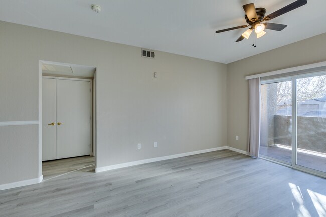 Foto del edificio - 6650 W Warm Springs Rd