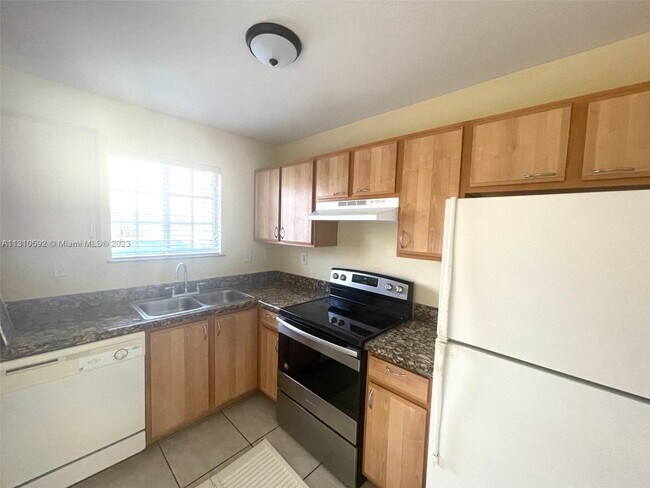 Foto del edificio - 2028 NE 167th St