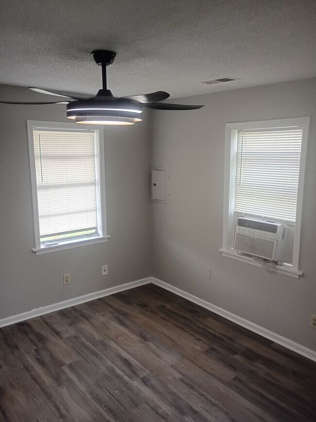 Building Photo - 3 bedroom 2 bath home at an affordable price