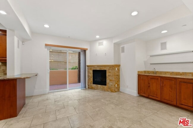Foto del edificio - 16123 Sunset Blvd