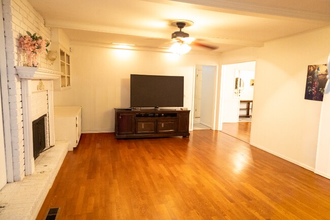 Foto del edificio - 712 Briarwood Cir