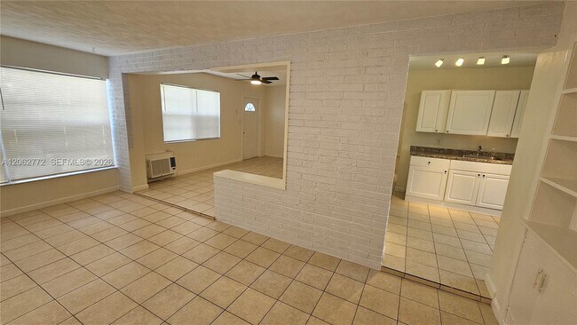 Foto del edificio - 6118 Plunkett St