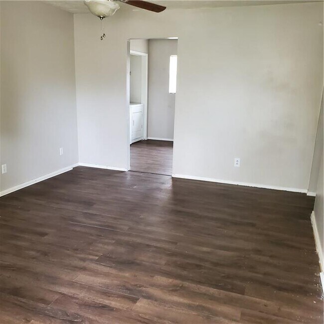 Building Photo - 1155 Henegar Dr