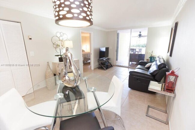 Foto del edificio - 5880 Collins Ave