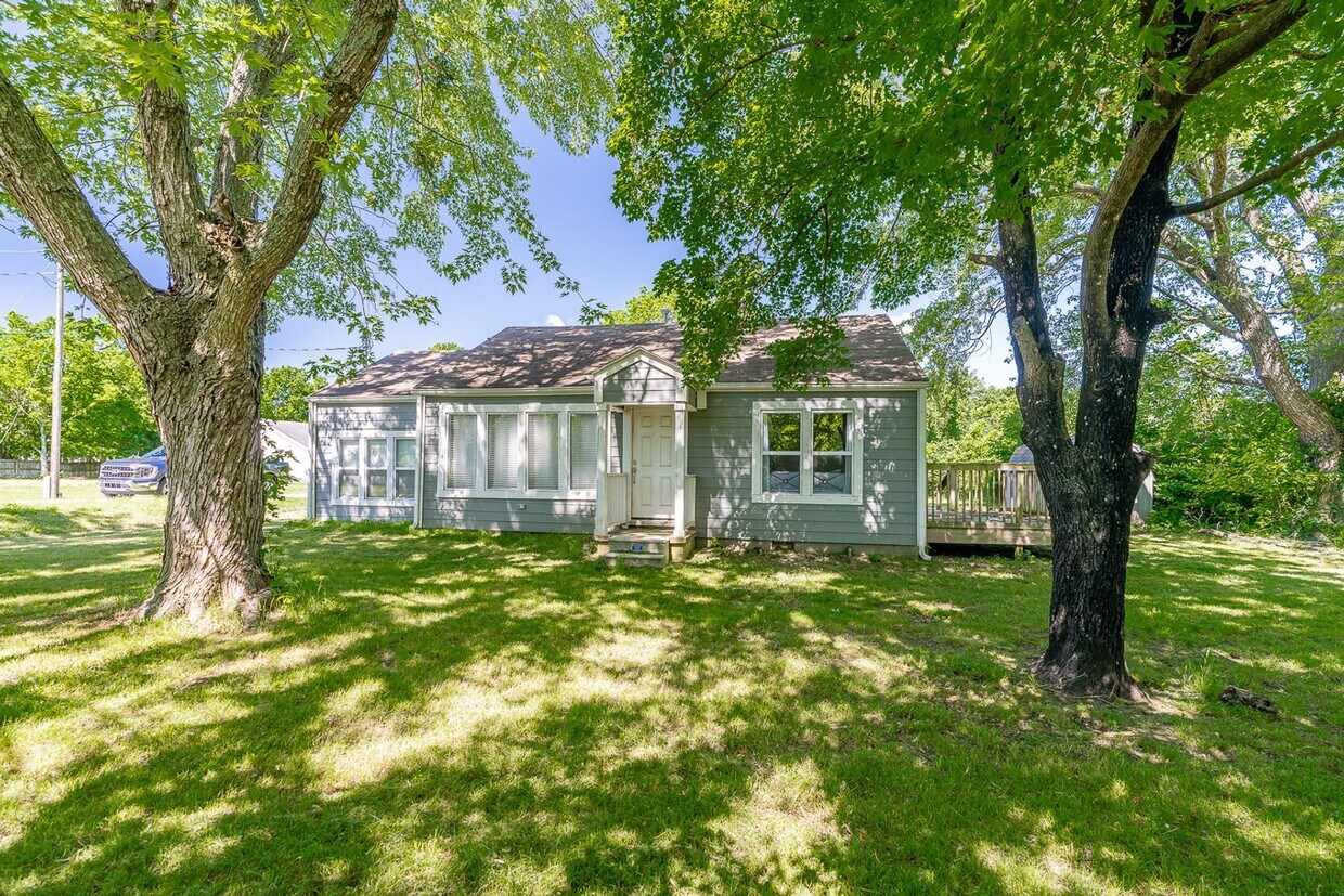 Foto principal - Fully Updated South Fay Home Near I-49! MU...