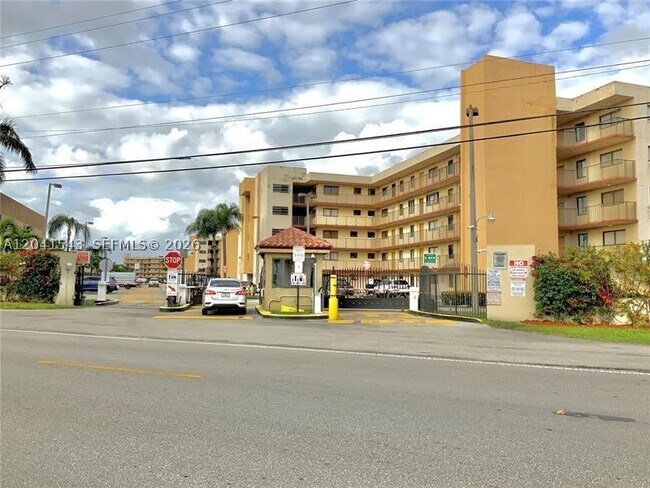 Foto del edificio - 9915 W Okeechobee Rd