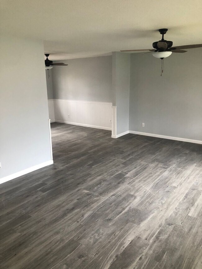 Building Photo - 3 bed /  2.5 bath West side single family ...