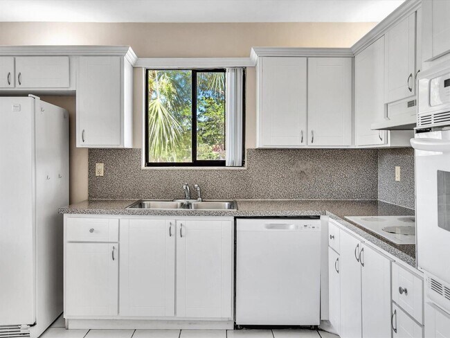 Foto del edificio - 16252 Laurel Dr