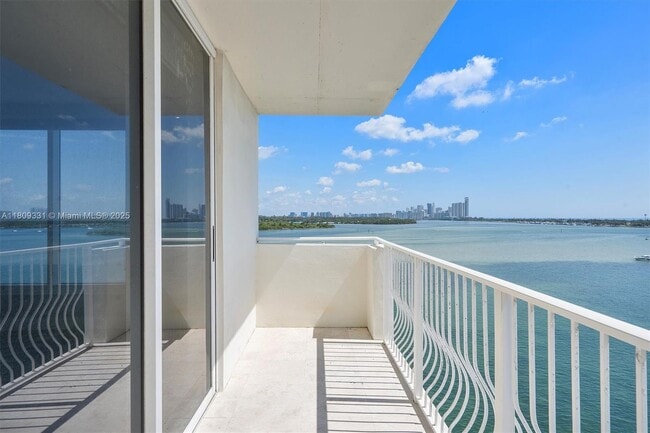Building Photo - 10350 W Bay Harbor Dr